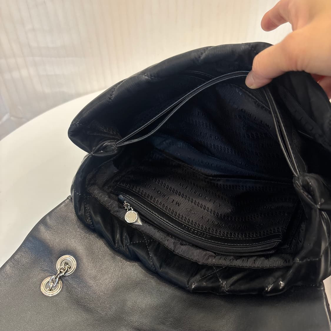 정품 메트로시티 글로시 퀄팅 숄더백     상품이미지9