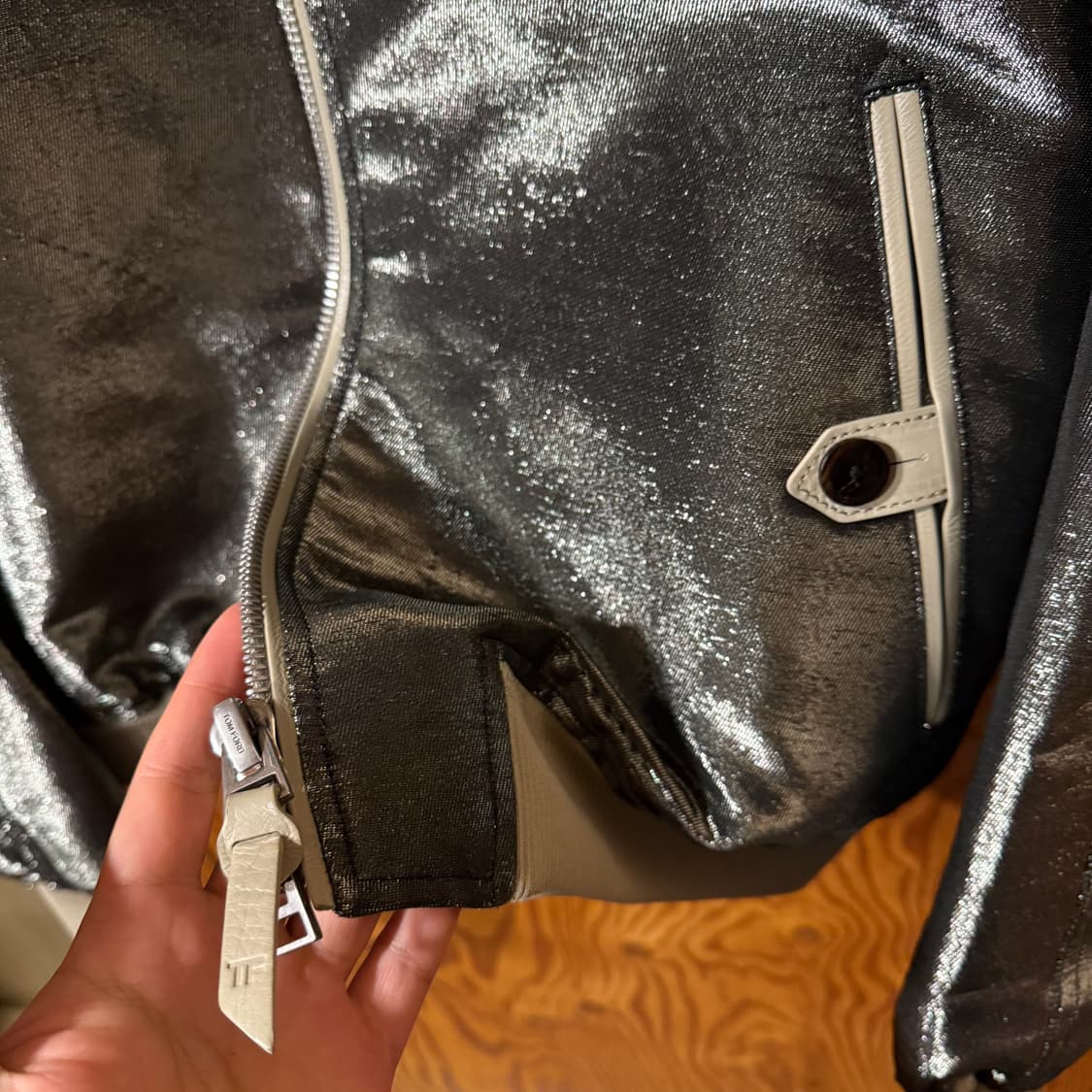 톰포드 메탈릭 봄버 자켓 판매 합니다. 상품이미지5