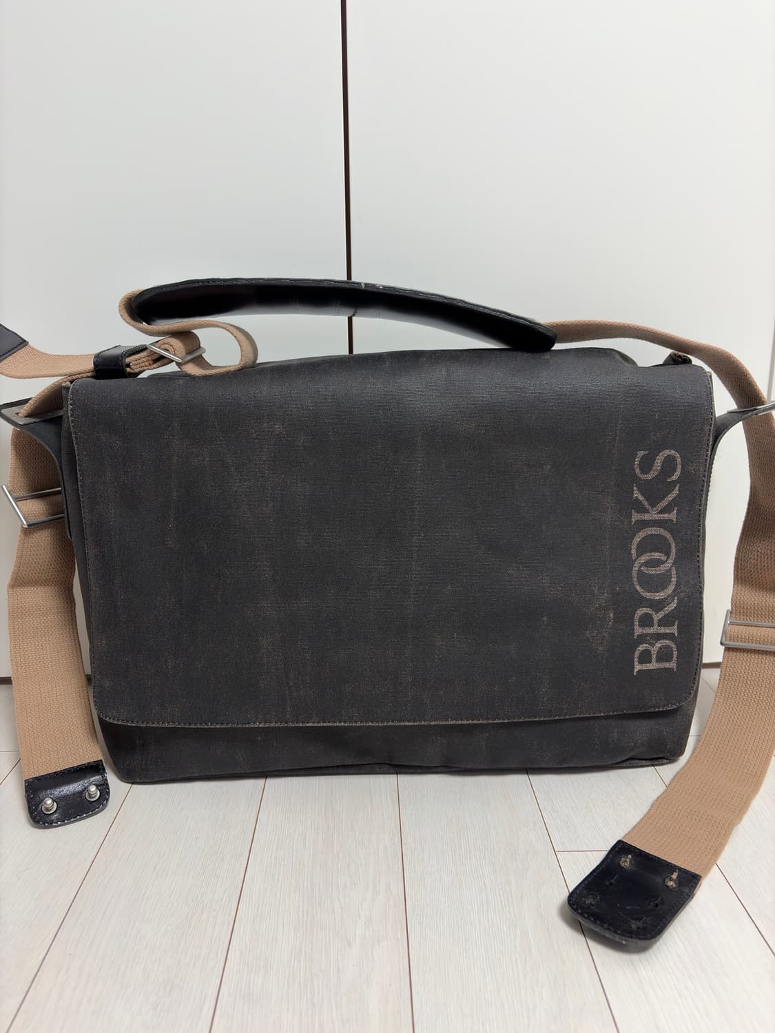 브룩스 잉글랜드 Barbican 크로스백 팝니다 상품이미지1