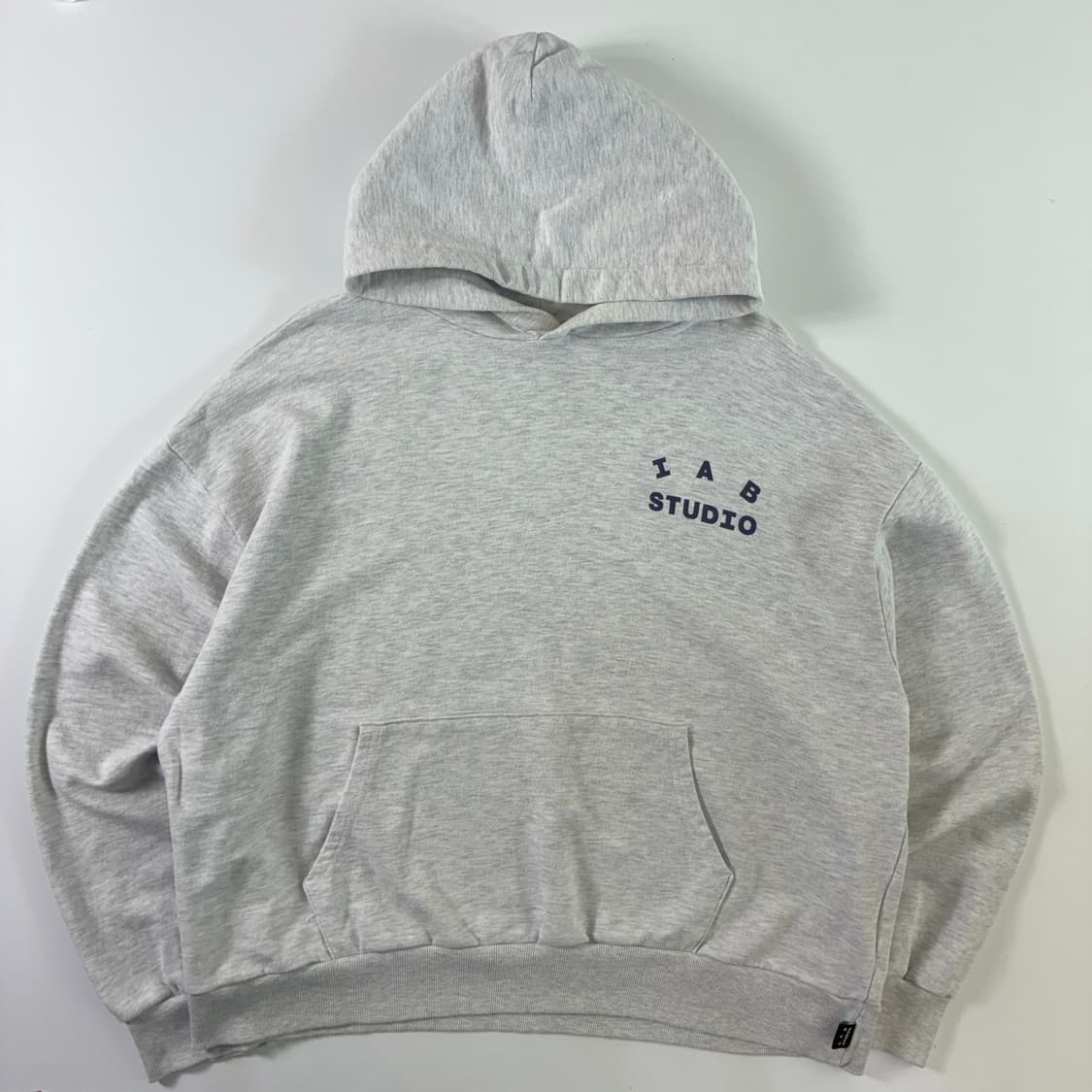 IAB STUDIO 아이앱 스튜디오 멜런지 그레이 후드티 상품이미지1