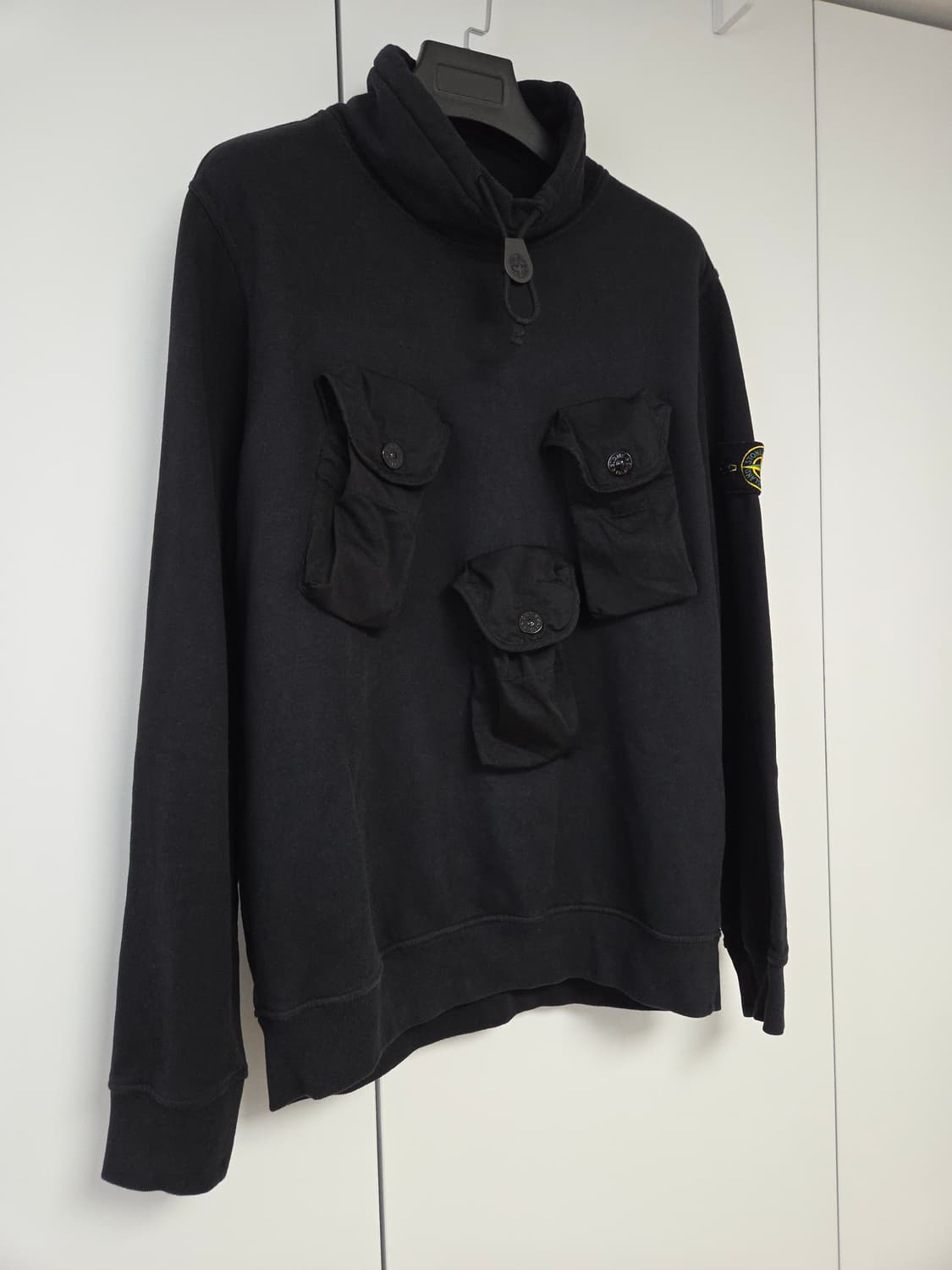 [매장판] 스톤아일랜드 하이넥 멀티포켓 탄창 맨투맨 L 상품이미지2