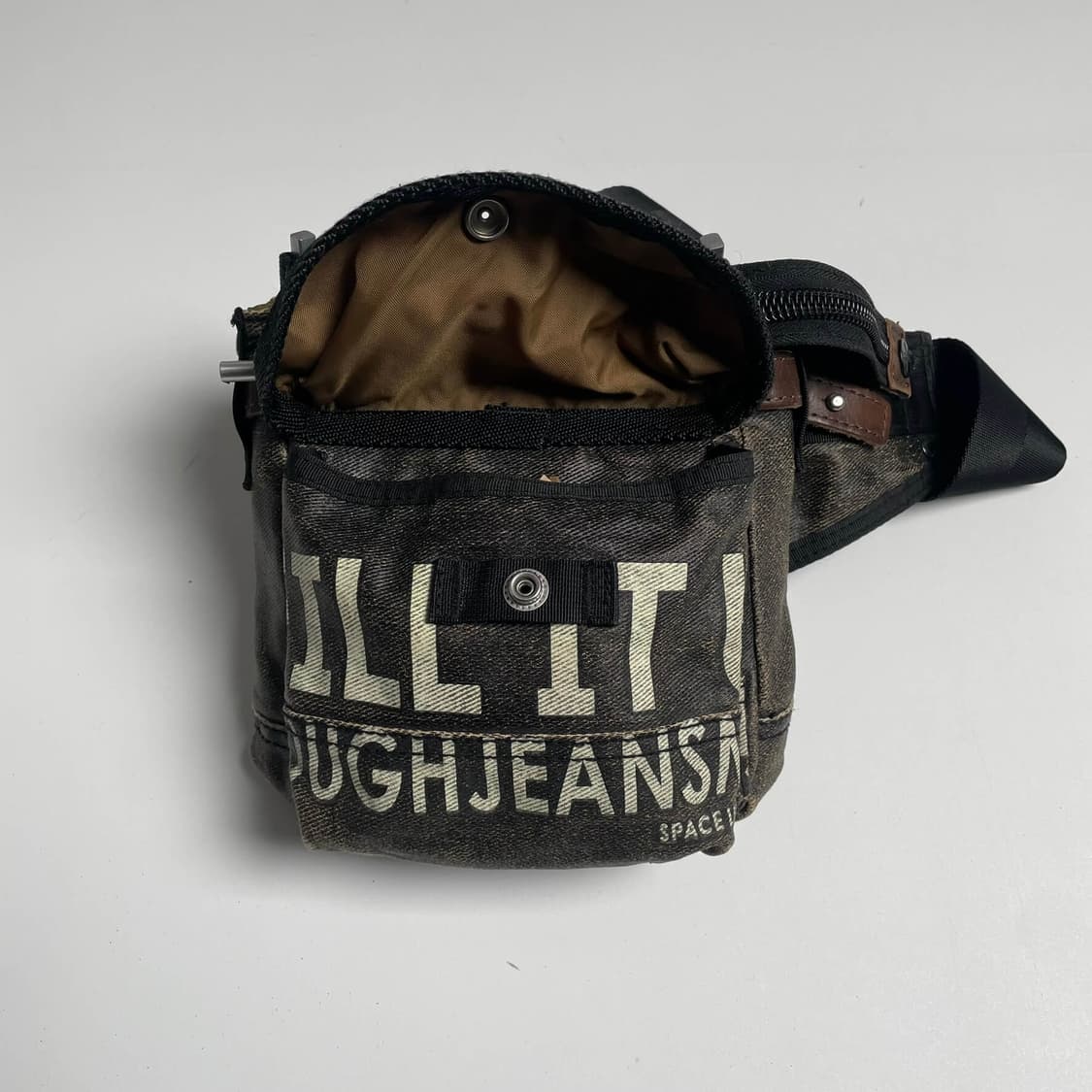 Tough jeansmith 캔버스 페인트 크로스백 상품이미지4