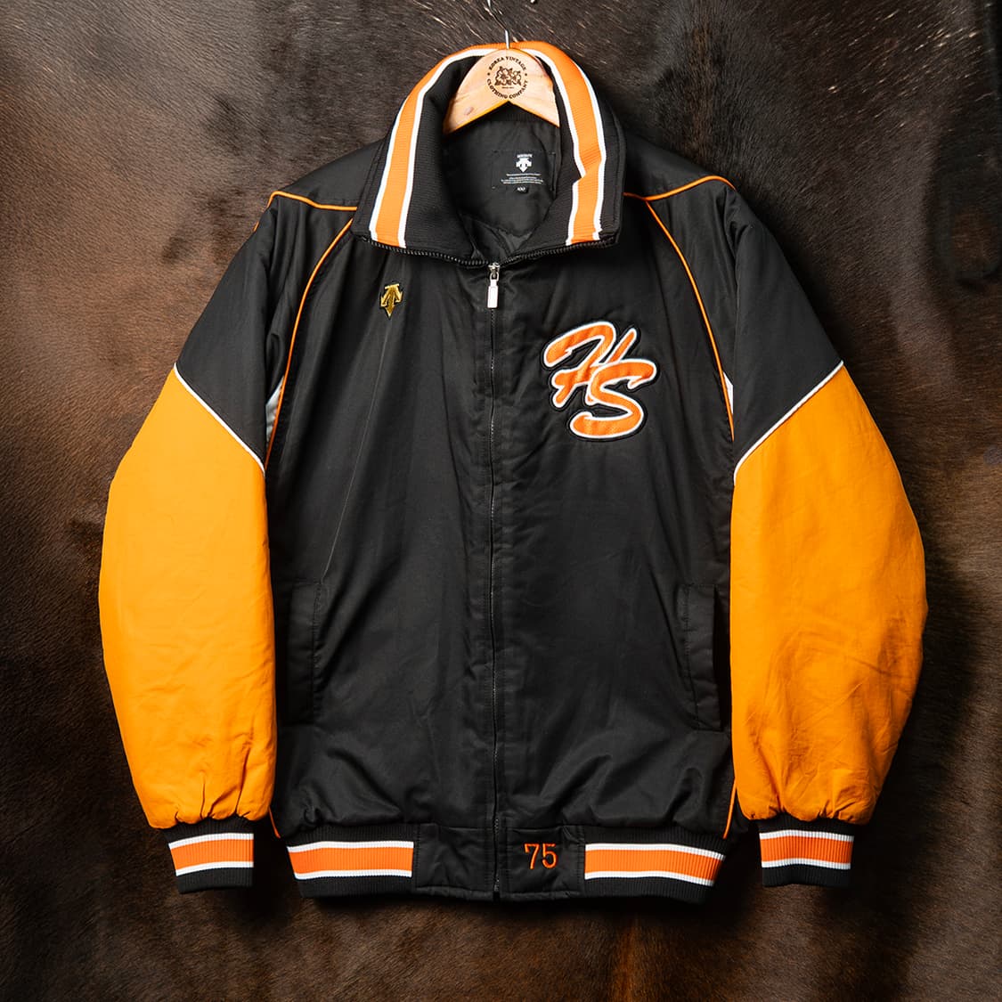 [105] 데상트 패디드 베이스볼 자켓 한화이글스 블랙+오렌지  상품이미지1