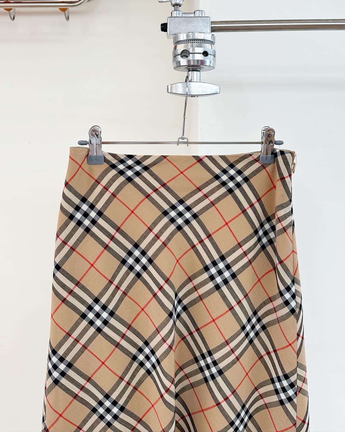 버버리 블루라벨 베이지 노바체크 미디 스커트  상품이미지2