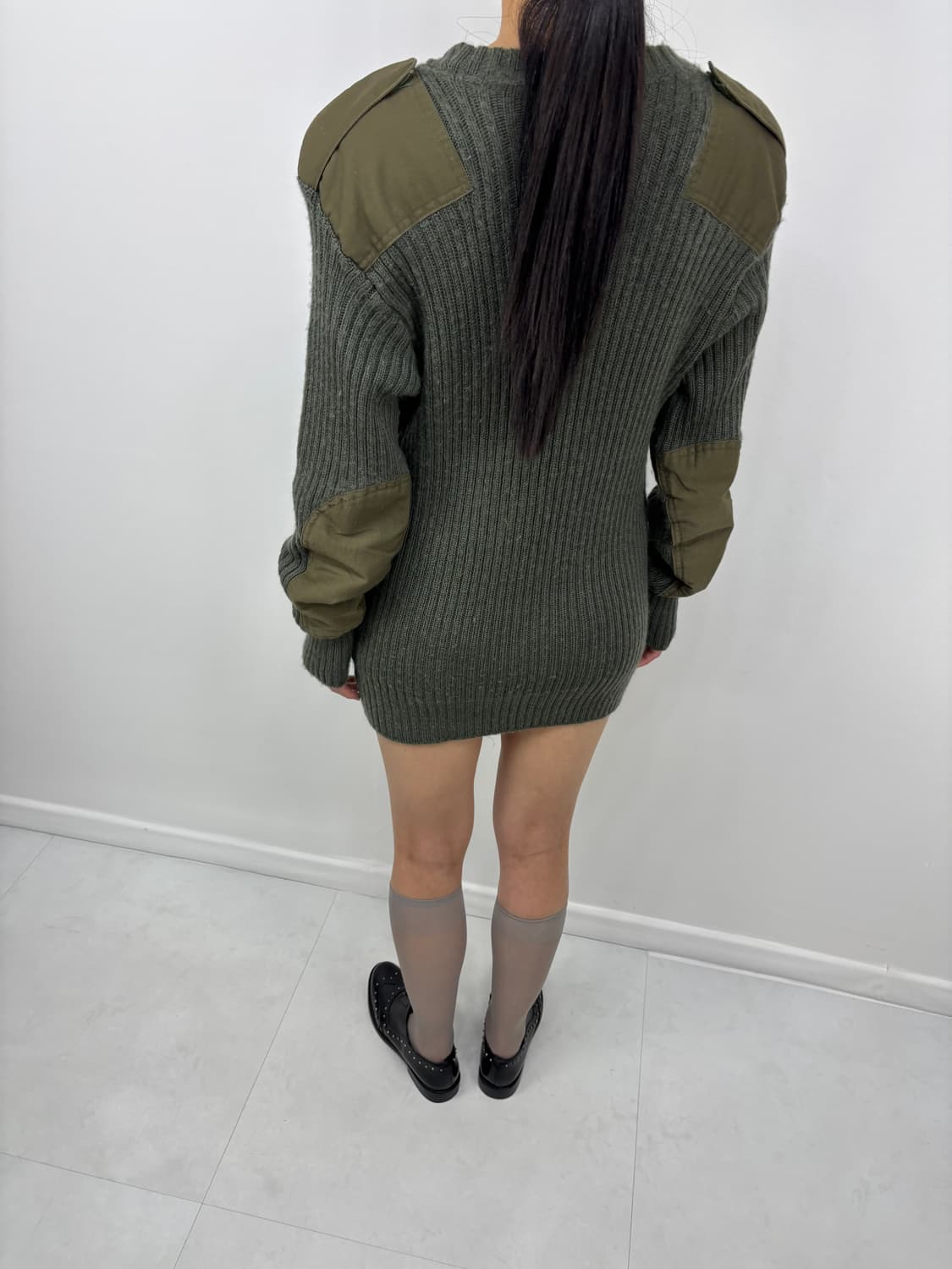 PATCH DETAIL KNIT MILITARY KHAKI 상품이미지1