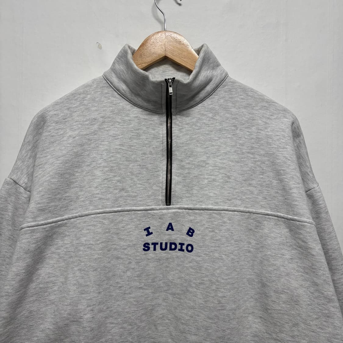 아이앱 스튜디오 하프집업 맨투맨 상품이미지3