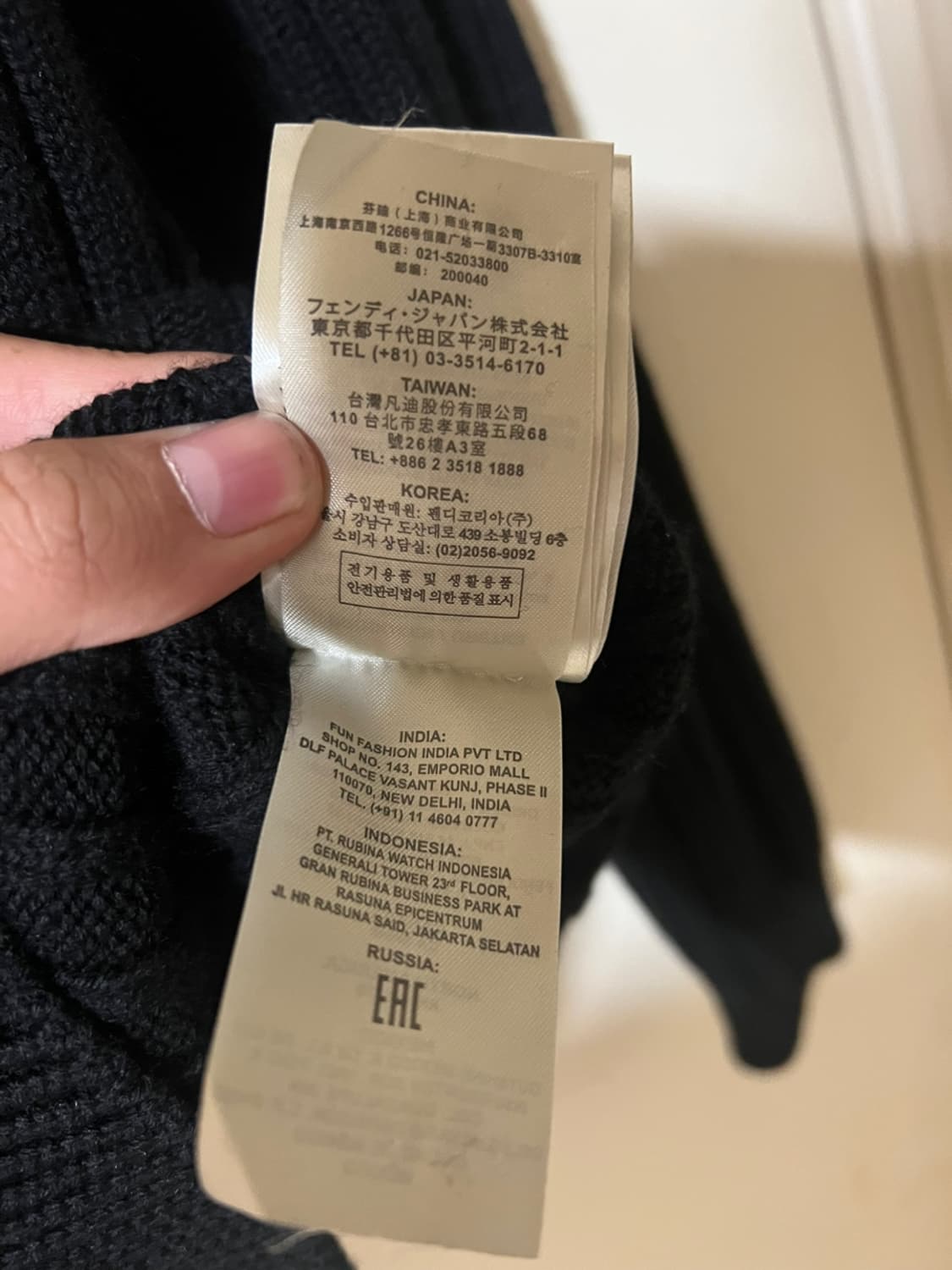 펜디 로고 울 니트 블랙 팝니다. 상품이미지9