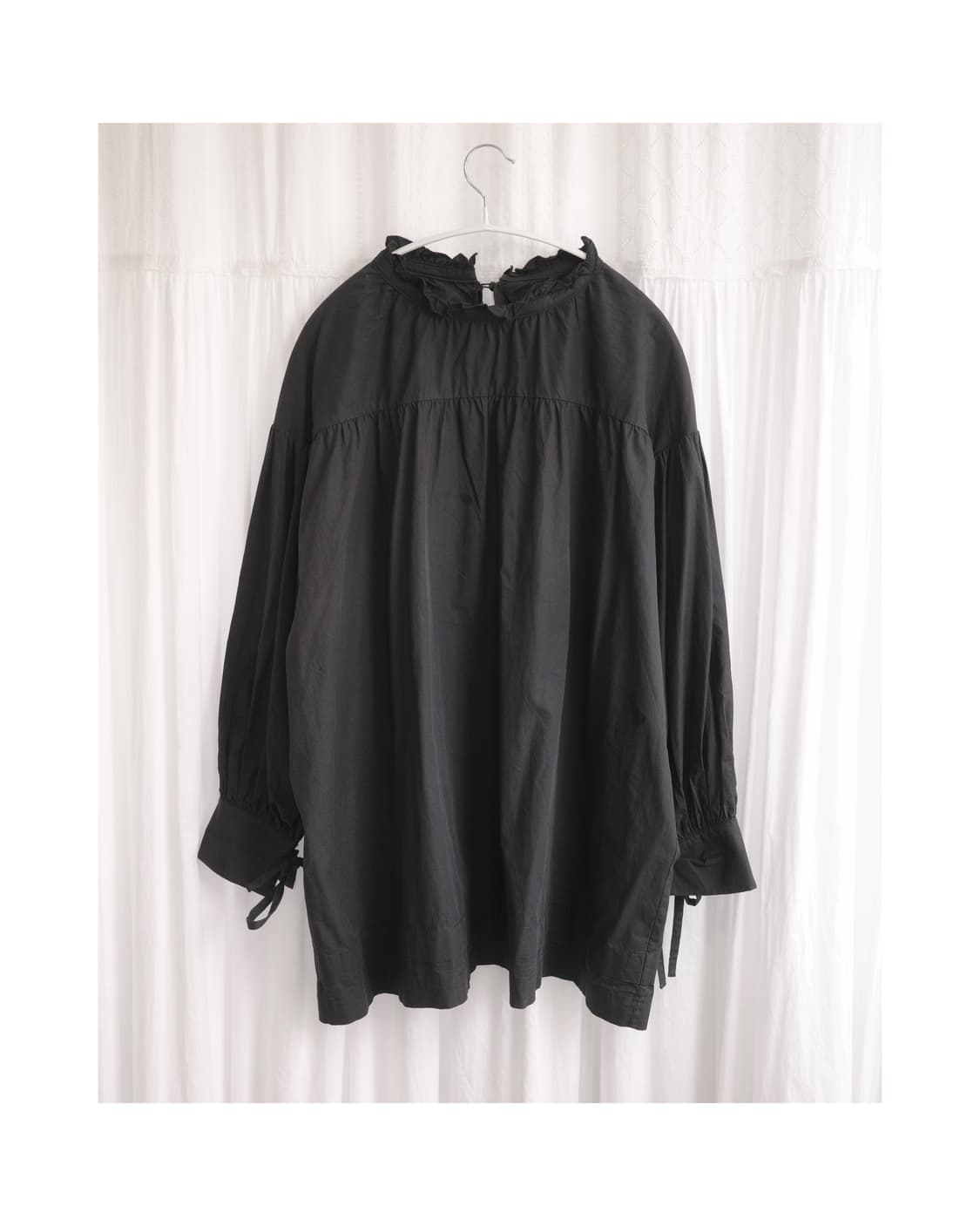 Frill black blouse 상품이미지1