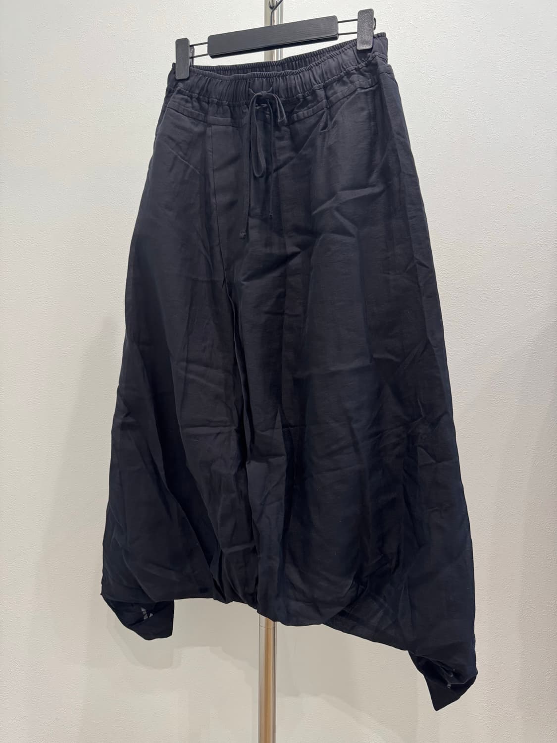 율리우스 24ss 트위스티드 사루엘 팬츠 상품이미지3