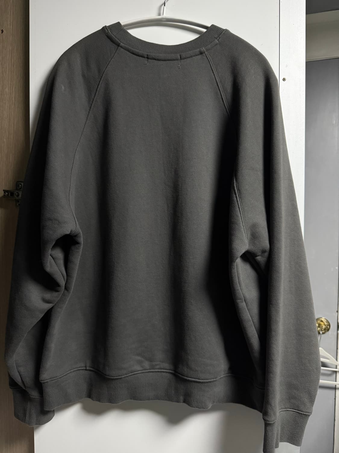 커렌트 슬릿 그래픽 맨투맨 그레이 상품이미지4