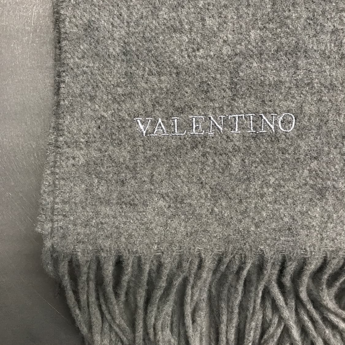 발렌티노 로고 머플러 그레이 상품이미지4