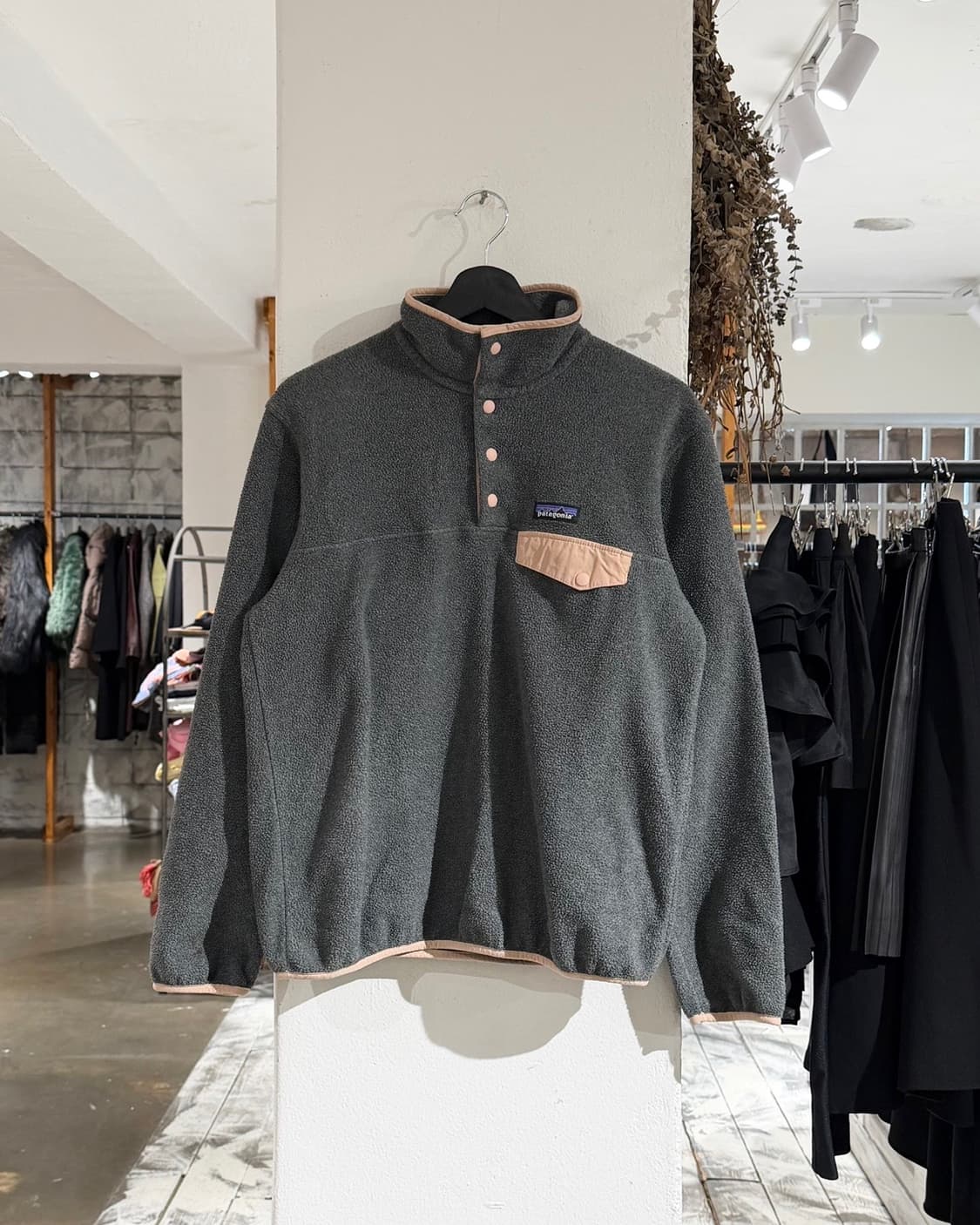파타고니아 차콜 신칠라 플리스 스냅-T 풀오버 상품이미지1