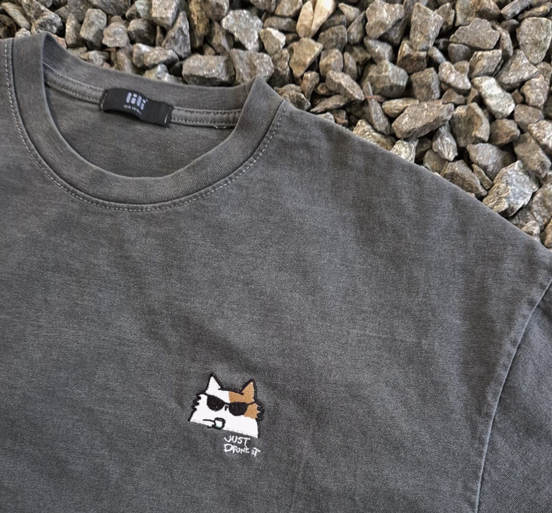 힙캣 JUST DRINK IT 자수 티셔츠(차콜.피그먼트워싱) 상품이미지8