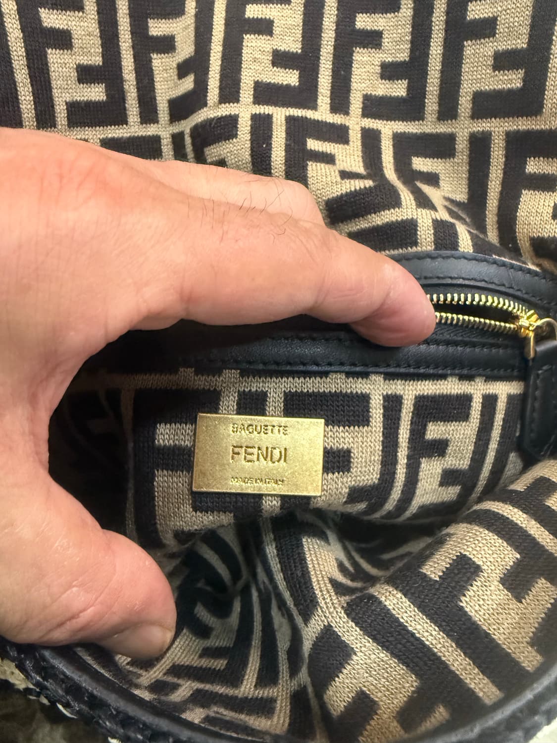 정품 펜디 블랙앤크림 라피아 로고 바켓트백 팝니다 상품이미지6