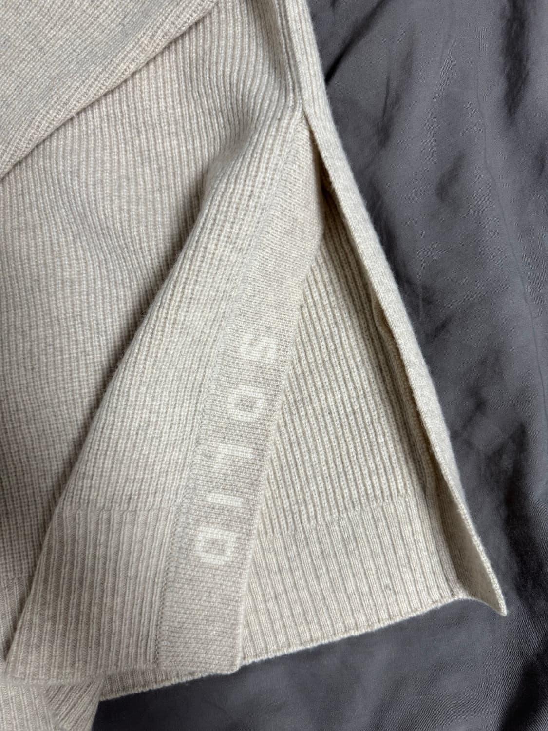 48) 솔리드옴므 절개 니트 아이보리 상품이미지3