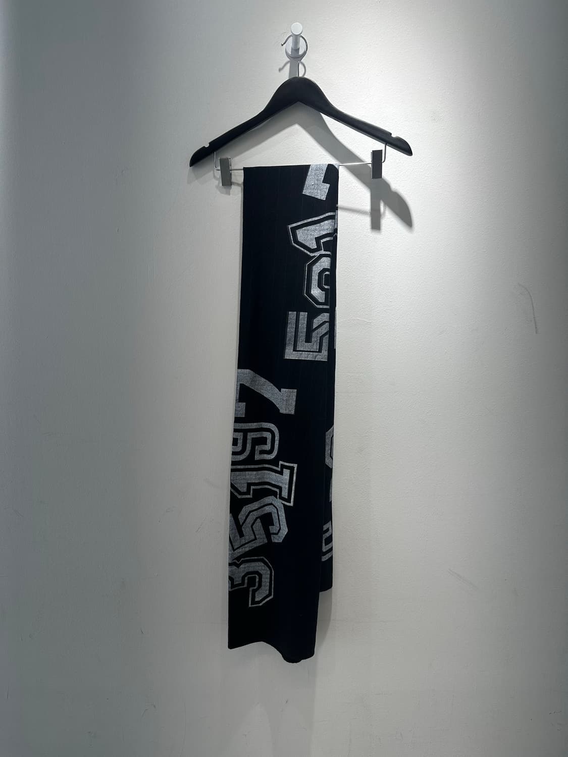 꼼데가르송 블랙 21AW 넘버링 머플러 상품이미지1