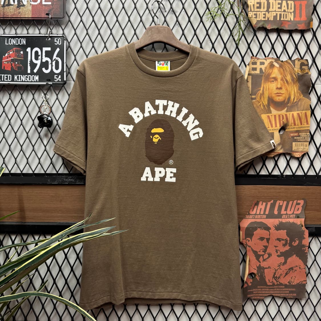 베이프 반팔 티셔츠 전면 클래식 고릴라 로고 디테일 카키베이지 상품이미지1