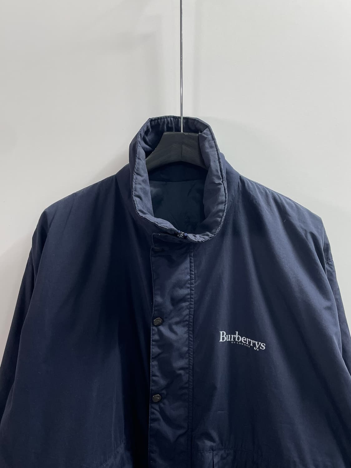 버버리 스펠아웃 네이비 오버핏 바람막이 (on.45) 상품이미지2