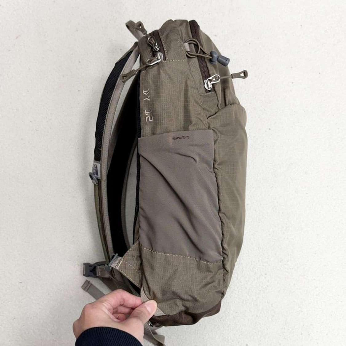 THE NORTH FACE 카키 브라운 12L 백팩 상품이미지4