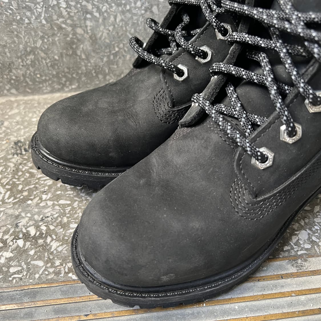 팀버랜드 6인치 프리미엄 블랙 누벅 실버 로고 부츠 상품이미지5