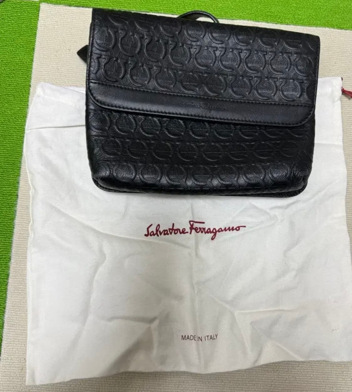 페라가모 트레블 엠보스드 웨이스트 벨트백 상품이미지1