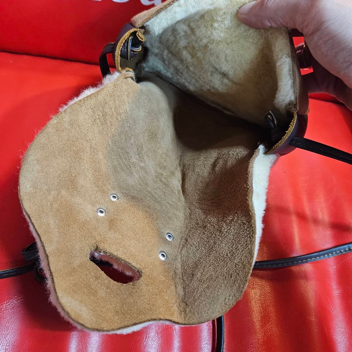 어그(UGG) 미디엄 플랩 오버 양가죽 미니백 상품이미지6