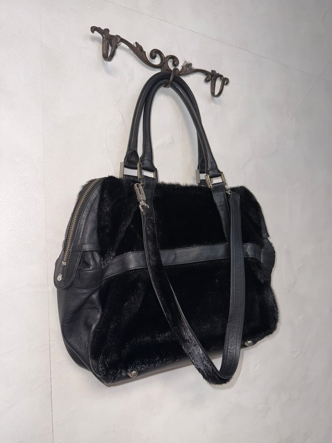 Black fur two ways buckled tote bag 상품이미지2