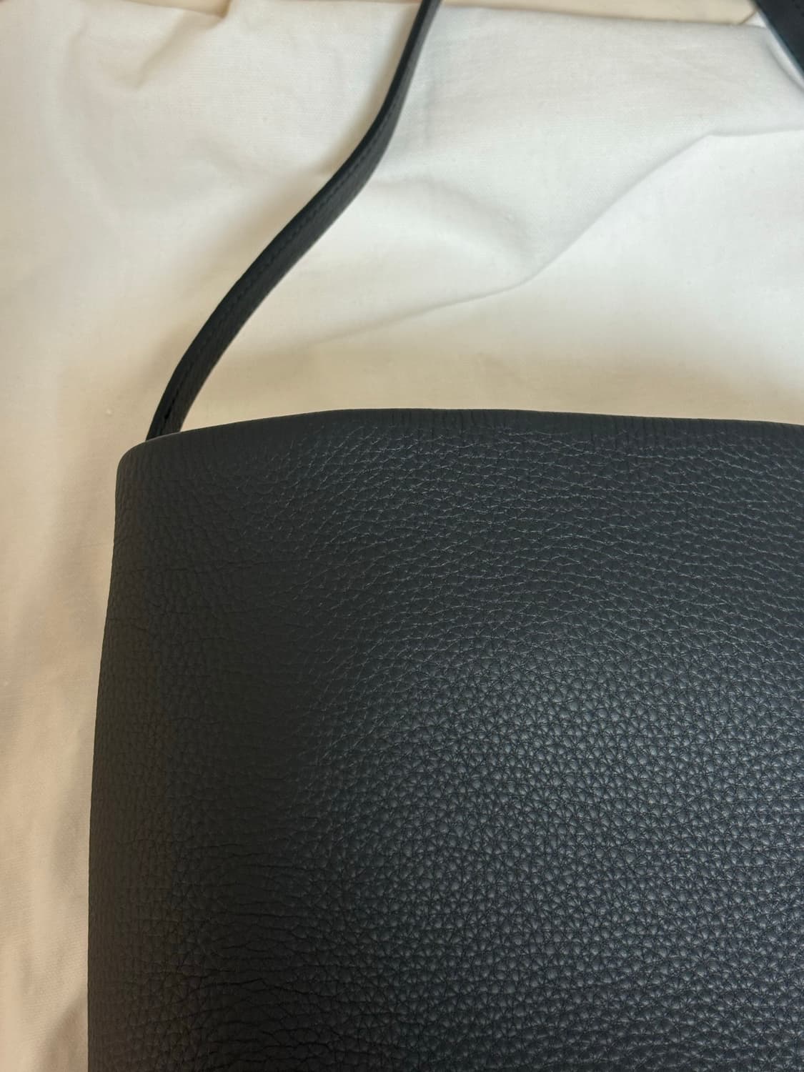 THE ROW 파크 미디움 블랙 (FW2025) 상품이미지4