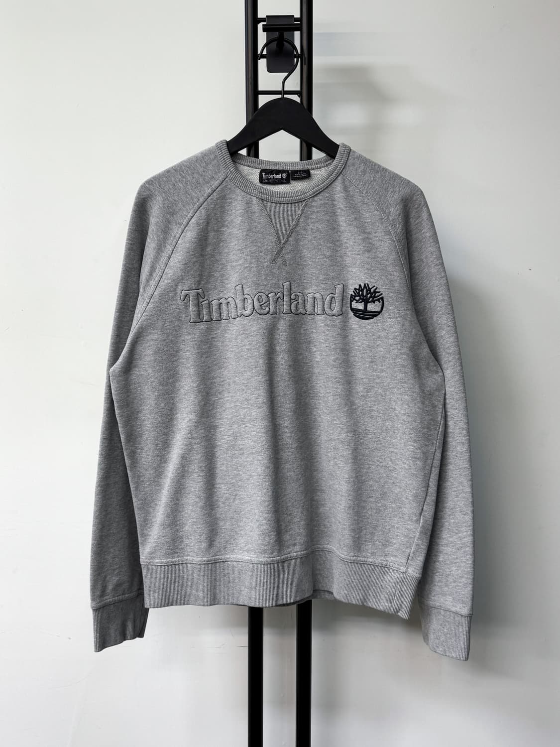 팀버랜드 엠보스드 스펠 로고 스웻셔츠 상품이미지1