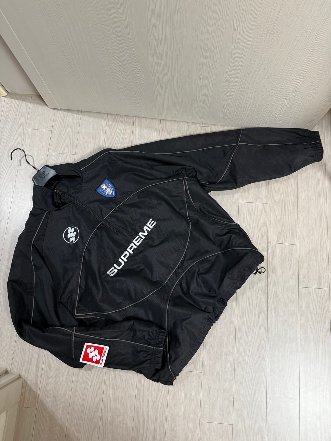 [L] 슈프림 24fw 리플렉티브 파이핑 풀오버 블랙 색상 상품이미지1