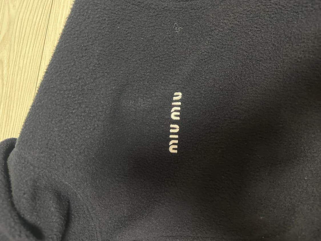 미우미우 네이비 후리스 집업 상품이미지4