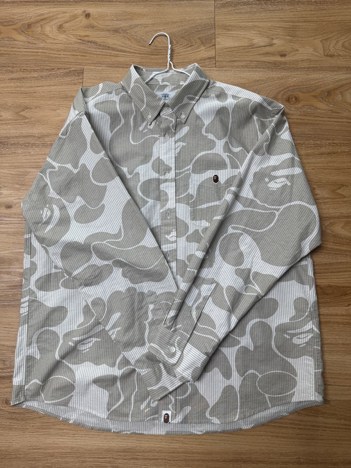 베이프 스트라이프 카모 릴렉스드 핏 셔츠 베이지 상품이미지1