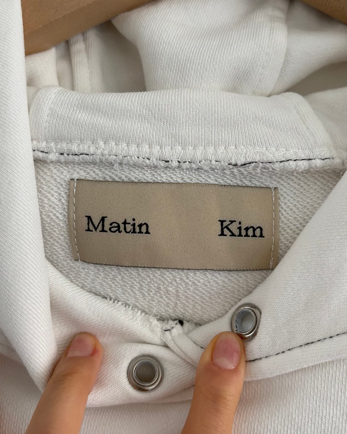 Matin Kim 마뗑킴 화이트 스티치 크롭 볼레로 후드티 상품이미지3