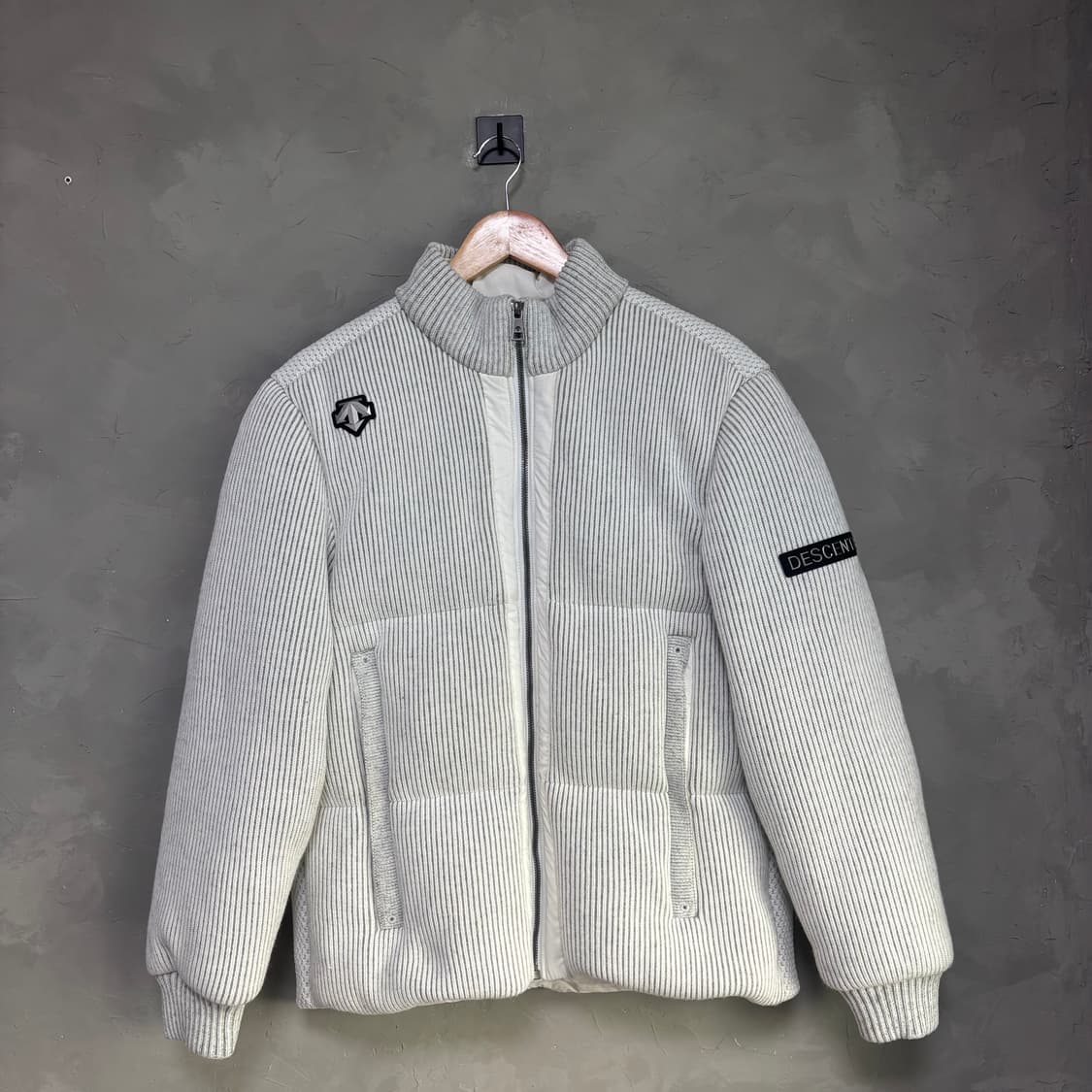 데상트 구스다운 니트 패딩 상품이미지1