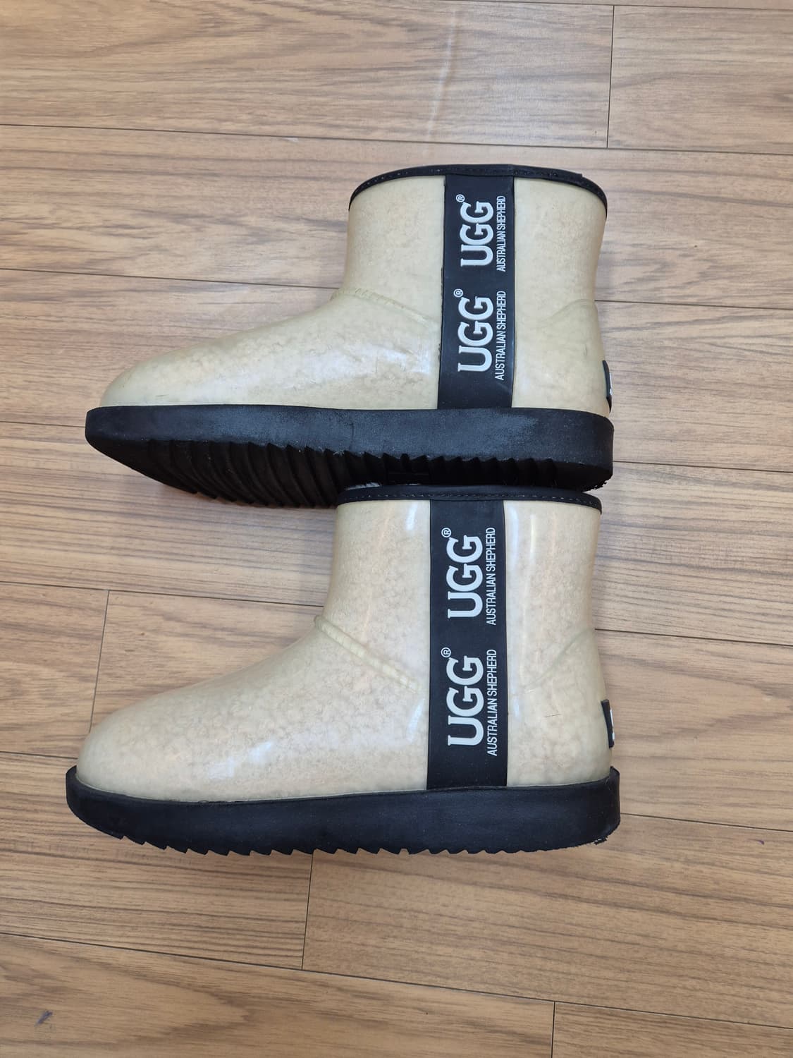 어그 클리어 부츠 EU37사이즈 팝니다. 겉은 클리어 소재로 되어있고,  상품이미지3