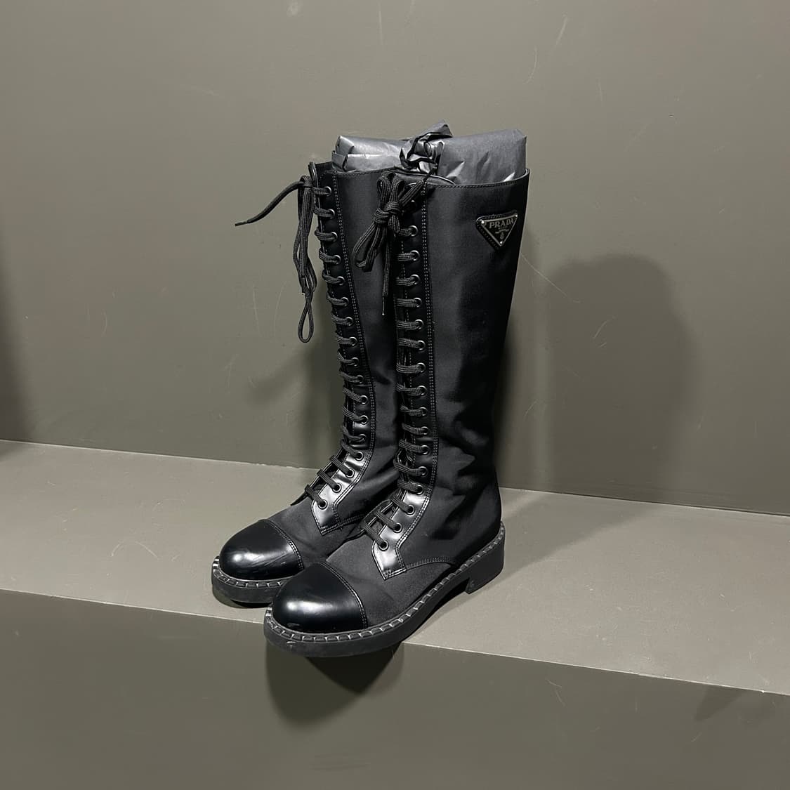 프라다 브러쉬드 레더 리나일론 레이스업 부츠 상품이미지1