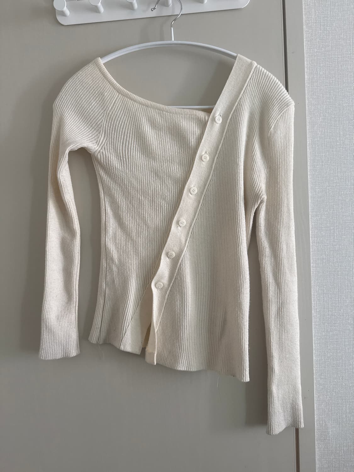 아라운드율 사선 단추 니트 상품이미지1