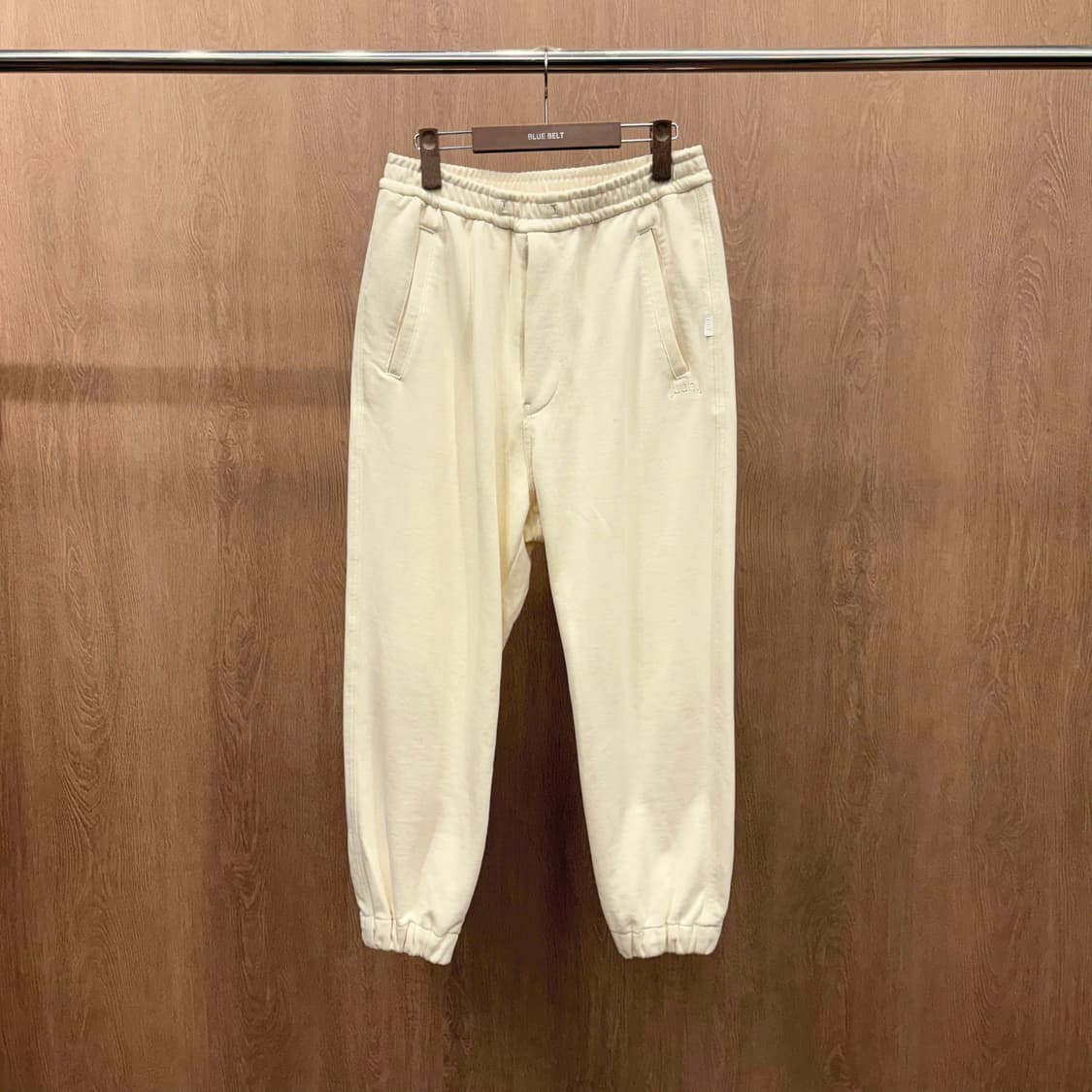 준지 조거 팬츠 톤온톤 로고 자수 허리 밴딩 포켓 탭 디테일 아이보리 상품이미지2