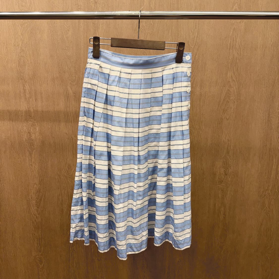 마가렛호웰 플리츠 롱 스커트 스트라이프 패턴 사이드 버튼 디테일 블루 상품이미지2