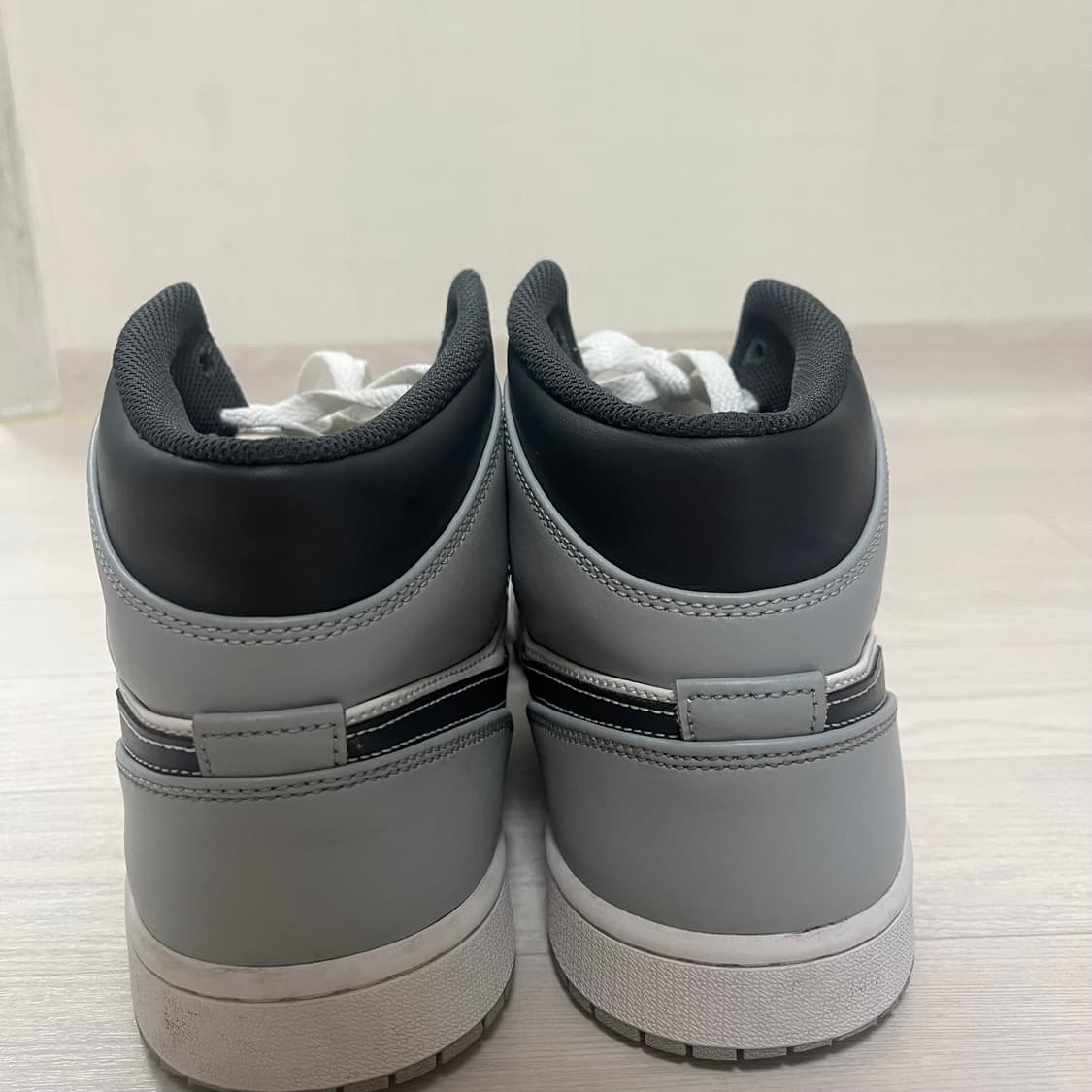 조던 1 미드 라이트 스모크 그레이 앤트러사이트 상품이미지4