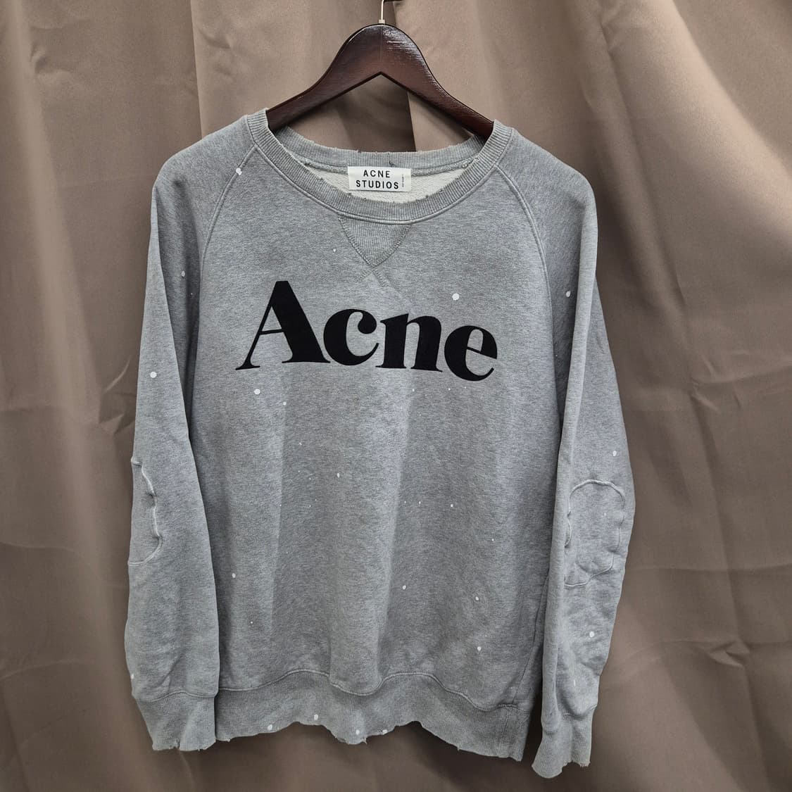 아크네 스튜디오 데미지 로고 맨투맨 상품이미지1