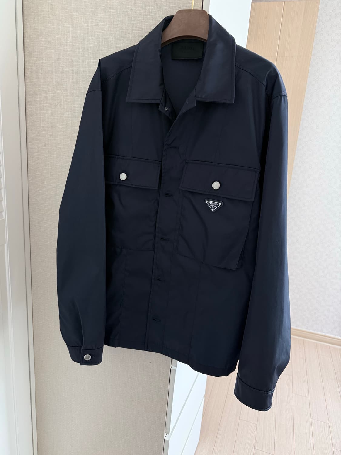 [L] 프라다 23ss 삼각로고 리나일론 셔츠 자켓 상품이미지2