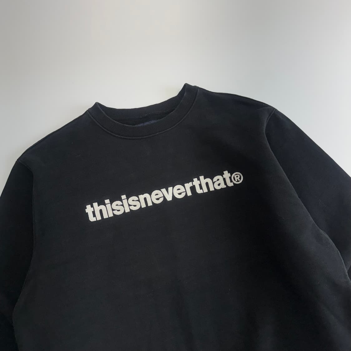 Thisisneverthat 디스이즈네버댓 스펠아웃 블랙 맨투맨 상품이미지4