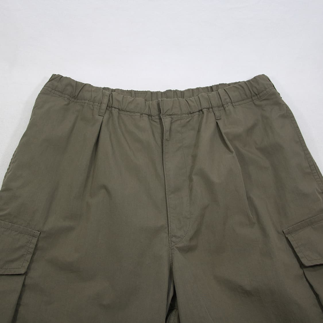 (착용컷) 유니클로 와이드 밴딩 카고 팬츠 (남성용 XL) 상품이미지4