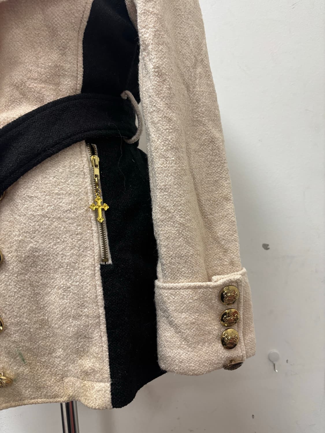 디아 d.i.a 아이보리 부클레 갸루 십자가 지퍼 코트자켓 상품이미지4