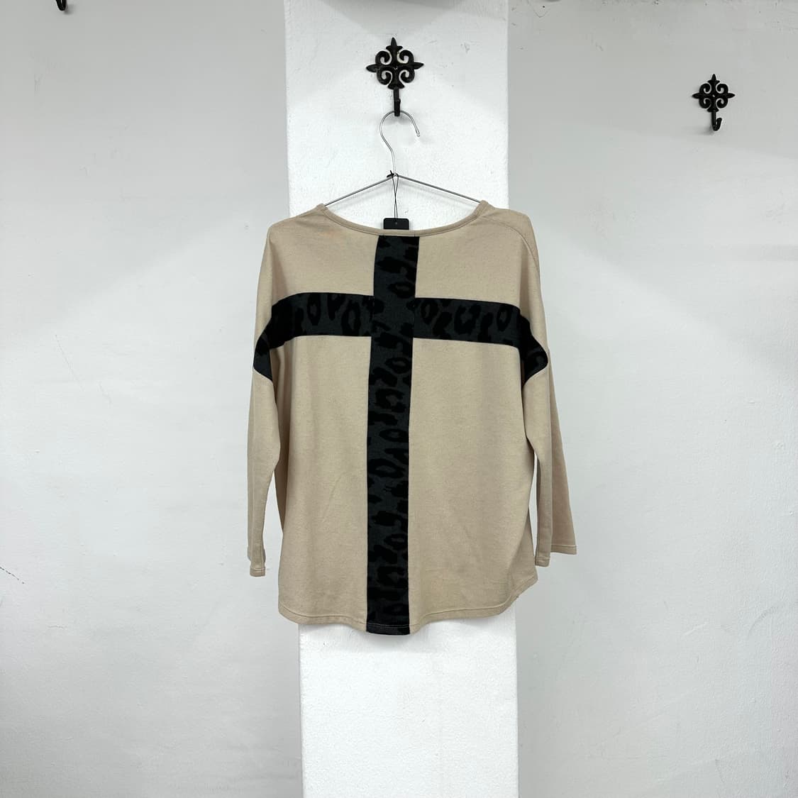 Leopard back cross beige sleeve  상품이미지2