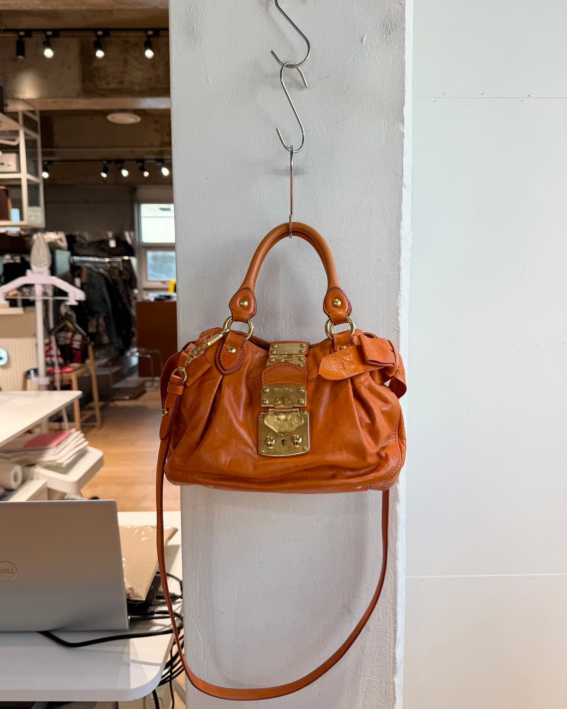 미우미우 오렌지 비텔로 럭스 토트백 상품이미지2