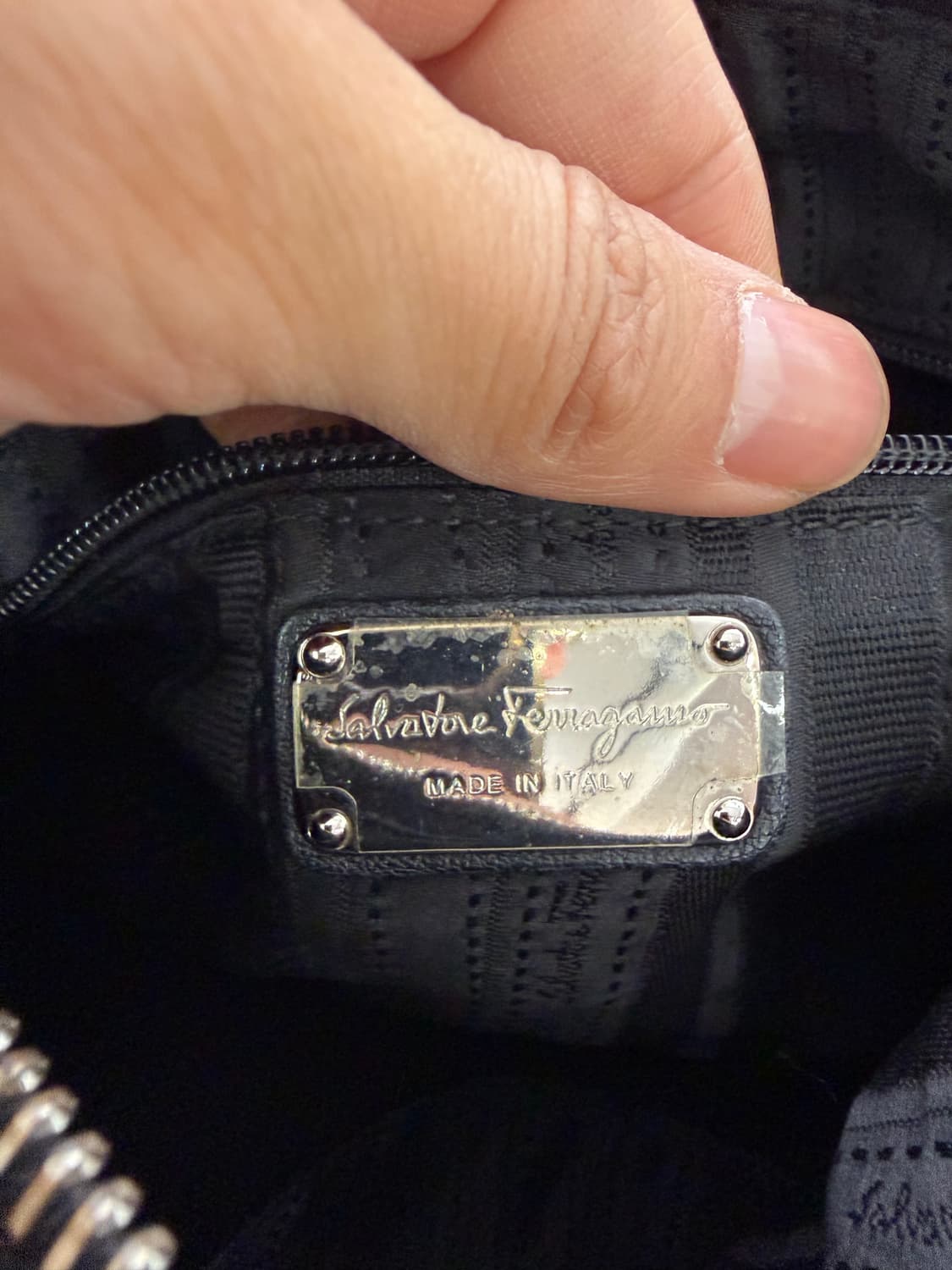 정품) 페라가모 간치니 블랙 레더 토트백  상품이미지7