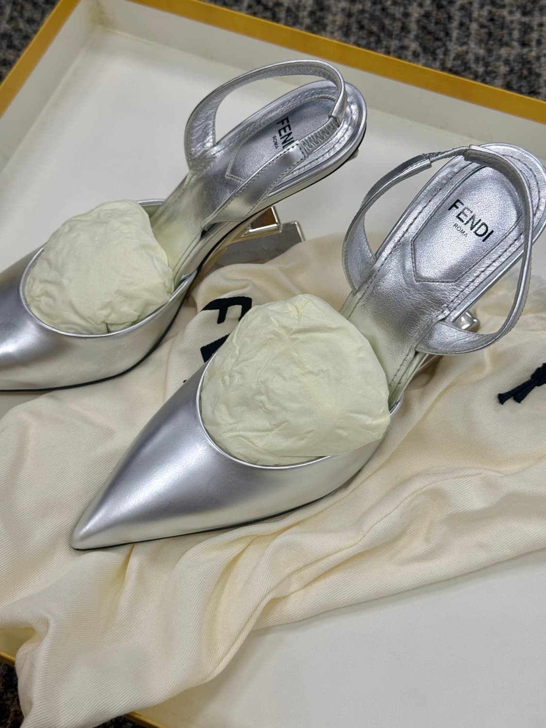 펜디 실버 펌프스 상품이미지2