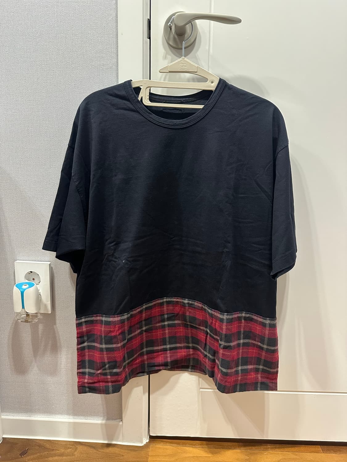 넘버투애니원 N21 블랙 체크 배색 오버핏 반팔티 상품이미지1